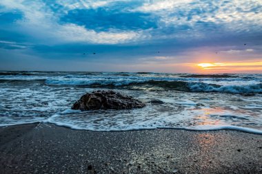 Denizin üzerinde güzel bir gün batımı. Doğa