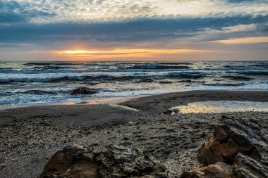 Karadeniz kıyısında güzel bir gün batımı