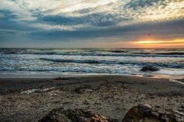 Denizin üzerinde güzel bir gün batımı