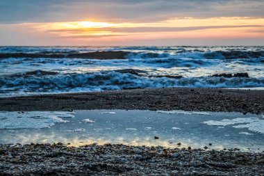 Sahilde gün batımı güneşli
