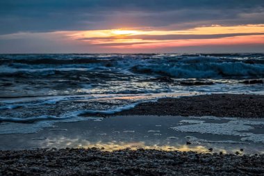 Denizde güzel gün batımı.