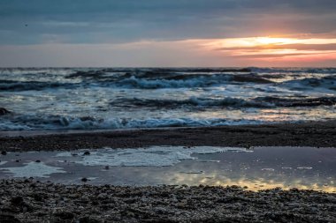 Kışın gün batımı Baltık Denizi üzerinde.