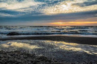 Sahilde gün batımı