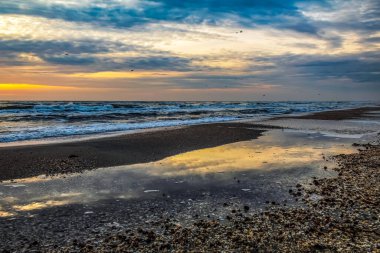 Baltık Denizi kıyısında güzel bir gün doğumu