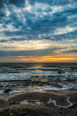 Denizin üzerinde güzel bir gün batımı