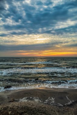 Denizin üzerinde güzel bir gün batımı