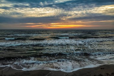 Denizin üzerinde güzel bir gün batımı