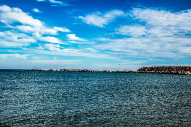 Beyaz bulutlu mavi deniz