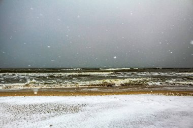 Deniz kıyısında fırtına ve fırtına.