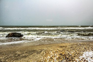 Akdeniz kıyısında kışın deniz kıyısında