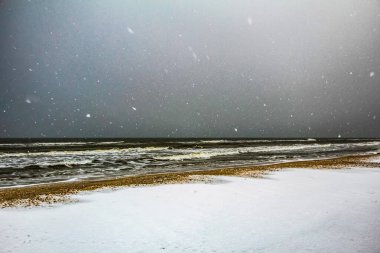 Kar - deniz ile kaplı plaj