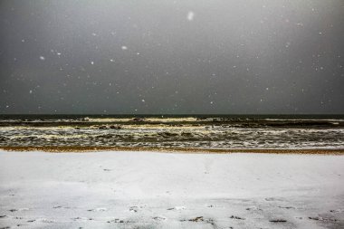 Kumsalda kış fırtınası
