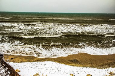 Kumsalda kış fırtınası ve kar