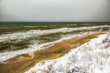 Kış deniz kıyısı, Finlandiya körfezinin kıyısındaki kar dalgaları.