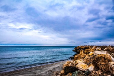 Kışın deniz kıyısında