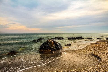 Denizde güzel bir gün batımı.