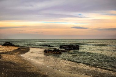 Güzel deniz manzarası ve kumsal.