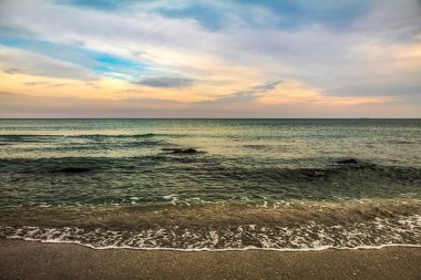 Denizin üzerinde güzel bir gün batımı