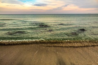 Sahilde gün batımı