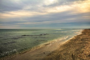 Yazın gün batımını Baltık Denizi 'nde sahilde