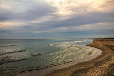 Güzel deniz manzarası ve kumsal.