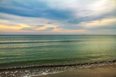 Denizin üzerinde güzel bir gün batımı
