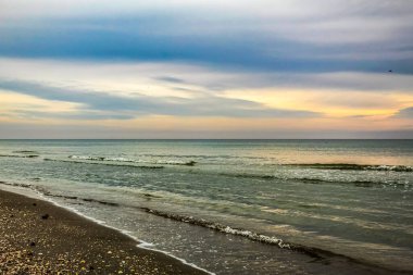Sahilde güzel bir gün batımı