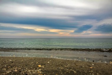 Denizin üzerinde güzel bir gün batımı