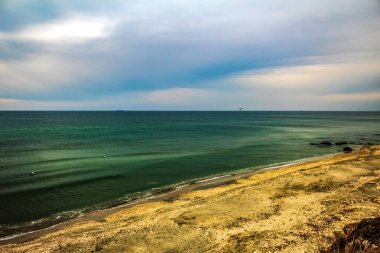 Denizin üzerinde güzel bir gün batımı