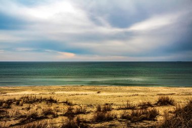 Bulutlu gökyüzü ile güzel deniz manzarası