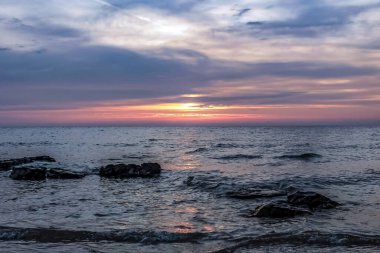 Deniz kıyısında güzel bir gün batımı