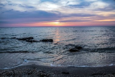 Denizin üzerinde güzel bir gün batımı