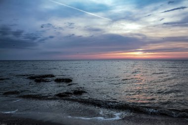 Denizin üzerinde gün doğumu. Baltık Denizi üzerinde güzel bir gün batımı. Polonya.