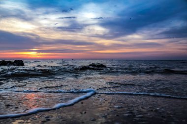 Denizin üzerinde güzel bir gün batımı
