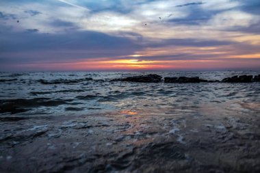 Denizin üzerinde güzel bir gün batımı. seyahat