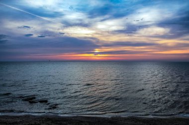 Denizin üzerinde güzel bir gün batımı