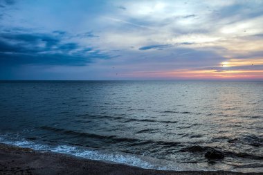 Denizde güzel bir gün batımı.