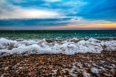 Deniz kıyısında güzel bir gün batımı