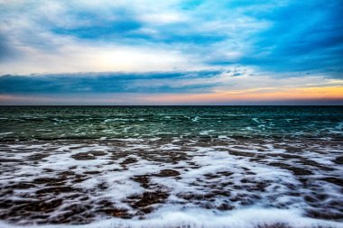 Sahilde güzel deniz dalgaları