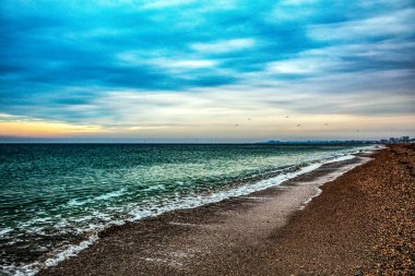 Denizin üzerinde güzel bir gün batımı