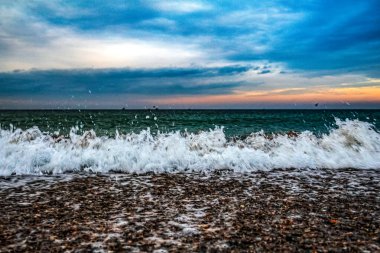 Gün batımında deniz dalgaları