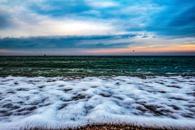 Güzel deniz manzarası ve kumsal.