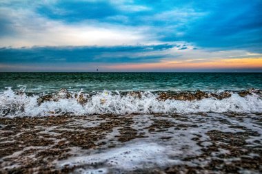 Deniz kıyısında güzel bir gün batımı