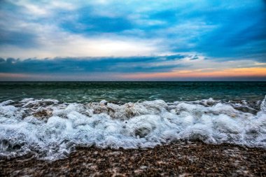 Gün batımında denizde dalgalar