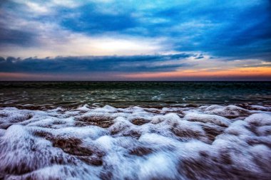 Denizin üzerinde güzel bir gün batımı