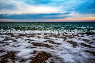 Deniz ve dalgalar akşam ışığında