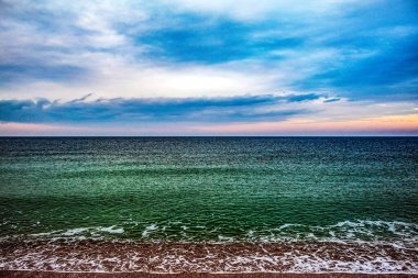 Deniz kıyısı ve günbatımı gökyüzü