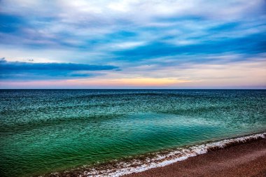 Denizin üzerinde güzel bir gün batımı