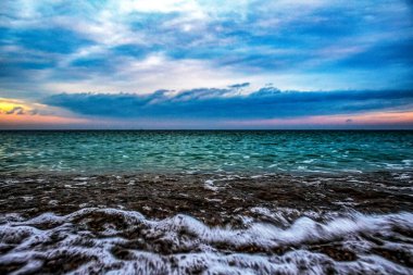 Denizin üzerinde gün batımı