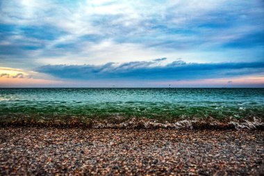 Denizin üzerinde güzel bir gün batımı